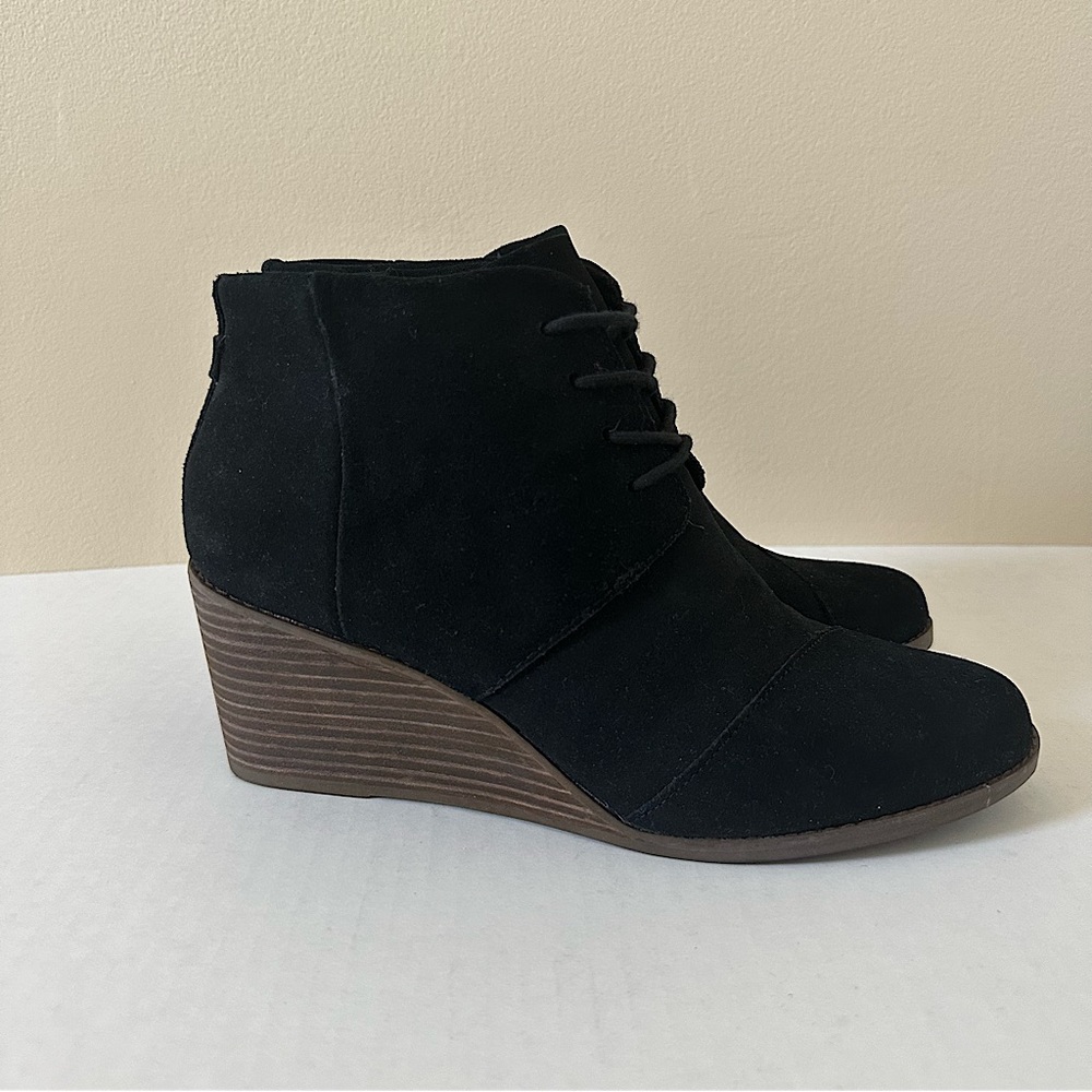 Toms “Hyde” suede ankle boot